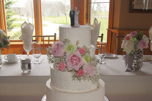 wedding-cake_4-tier-buttercream-textured-with-fresh-flowers.jpg