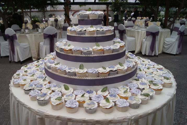 wedding-cupcakes_buttercream-with-sugared-pansies&mint-leaves.jpg