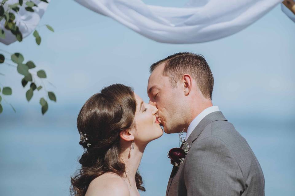 Ceremony kiss