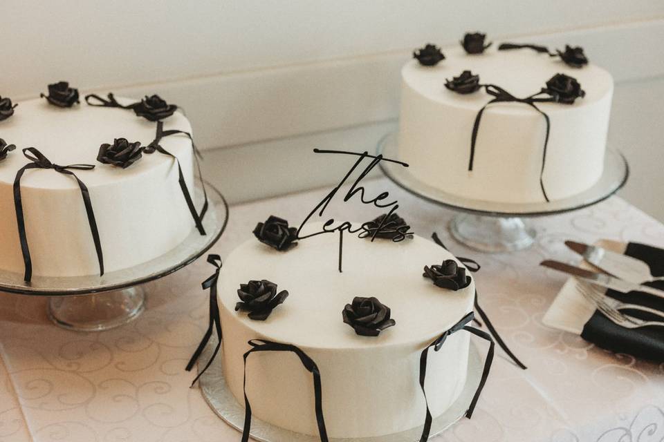 I decorate cakes with flowers!