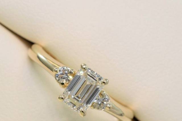 What to look for when buying an engagement ring in Winnipeg - Omori  Diamonds inc.