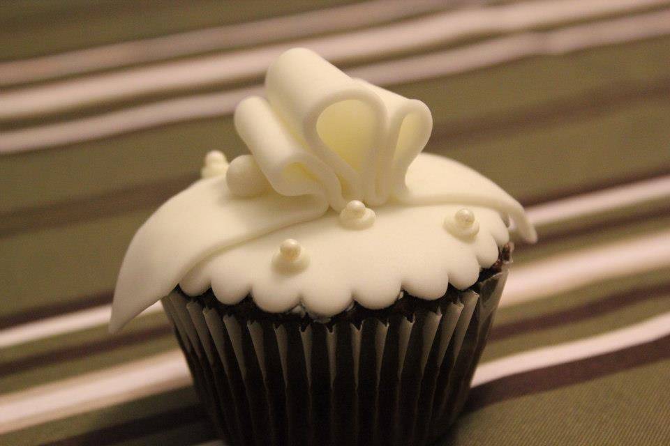 Elegant wedding cupcake