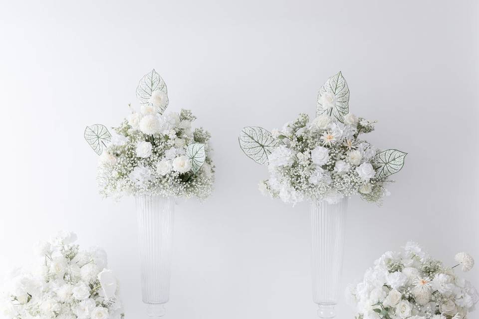 Floral pedestal wedding décor