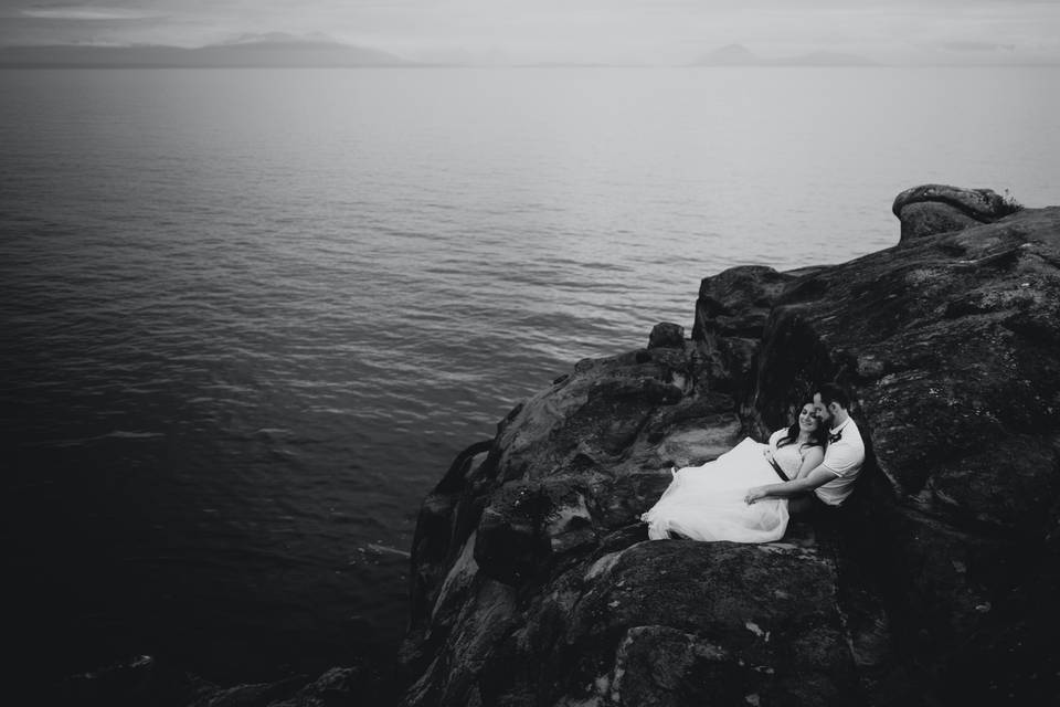 B+W of Groom at Beach Club