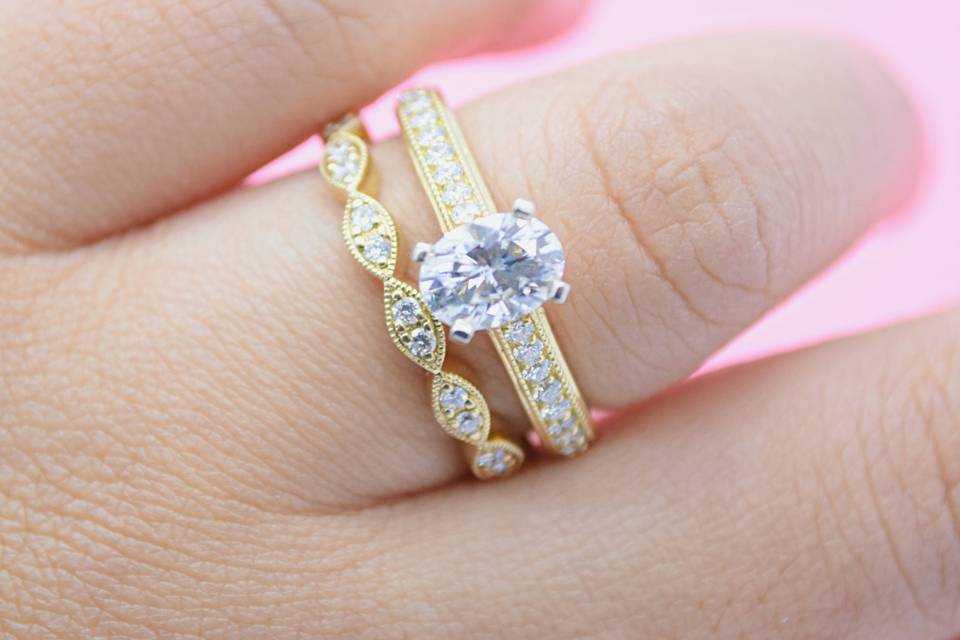 Oval yellow gold eng ring