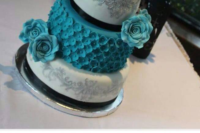 Cake with edible flowers