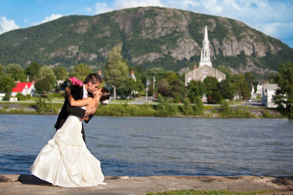 Kissing in front of St-Hilaire