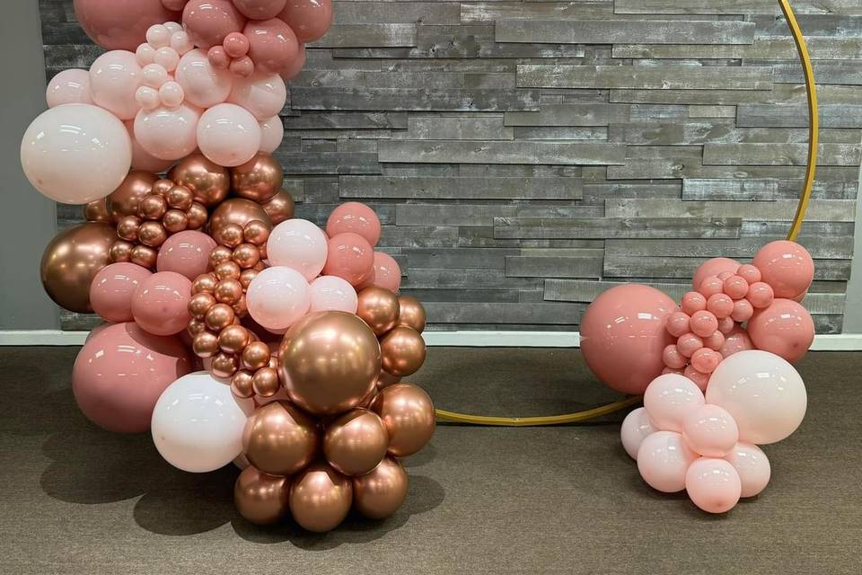 Round arch with garland