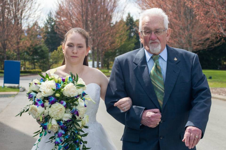 Dad walking her down