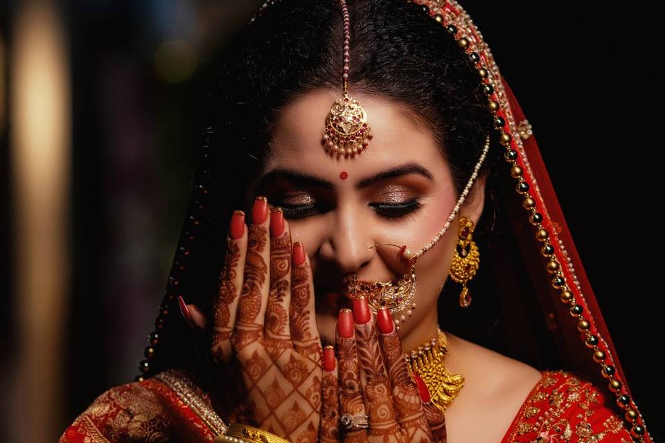 Showing her henna