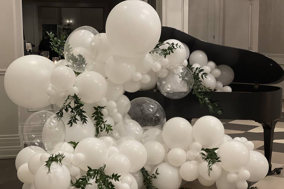 Piano balloon garland