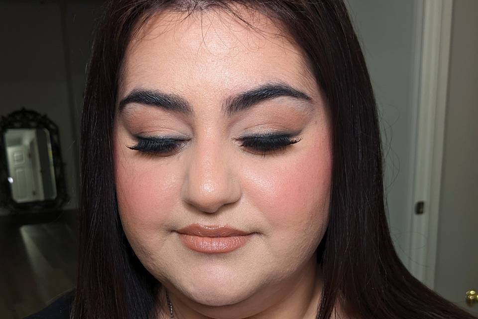 Smokey eyeliner glam