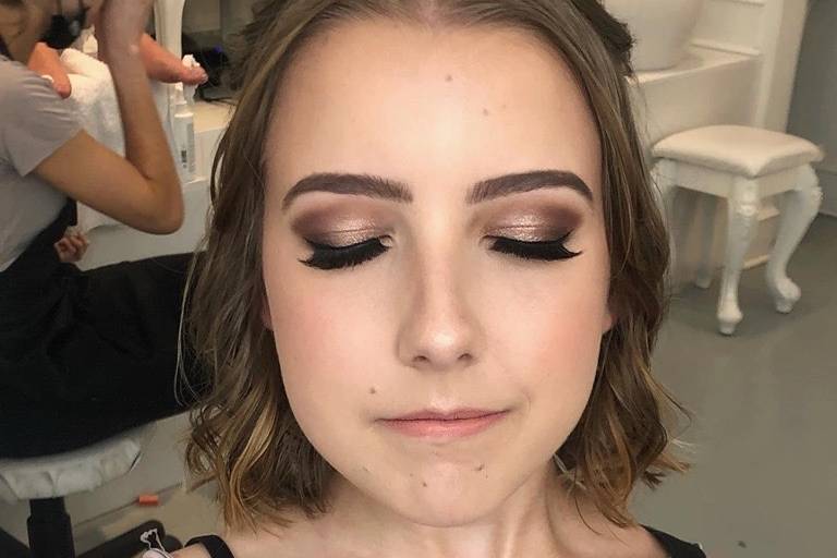 Eyeshadow with false lashes