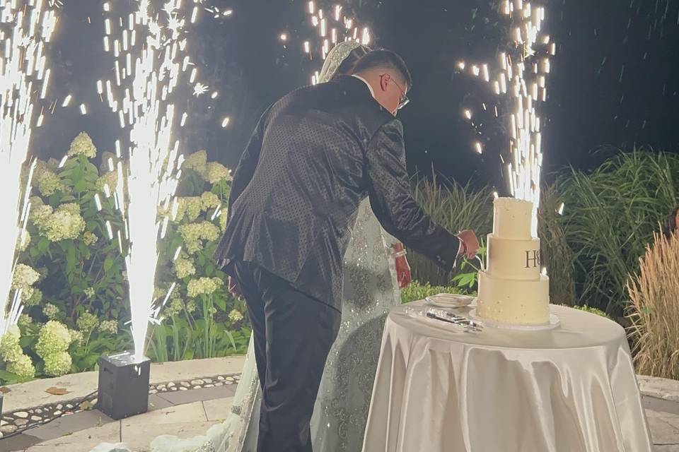 Y&H Cake cutting