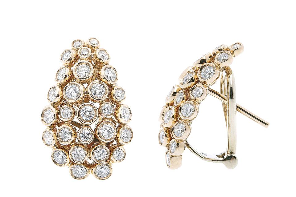 Diamond earrings in yellow gold