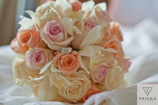 Blush rose bouquet with rings