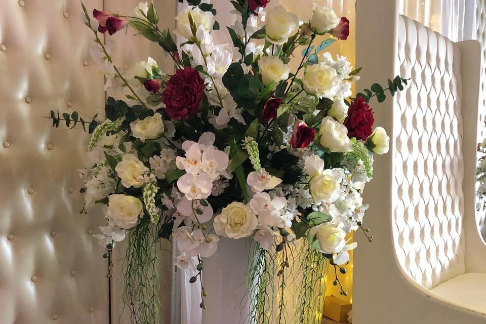 Slik lush arrangement