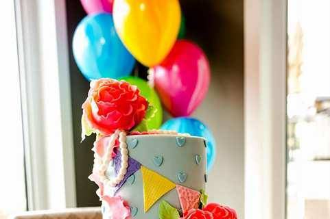 Coordinate balloon cake table