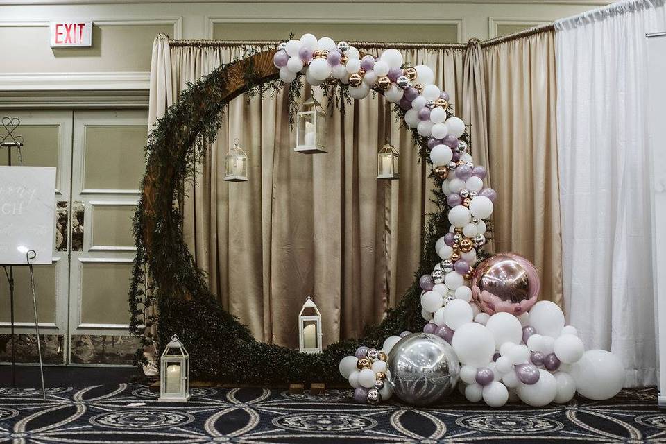 Coordinate balloon cake table