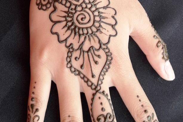 Minimal Arabic Mehndi Designs for Hands | Weddingplz