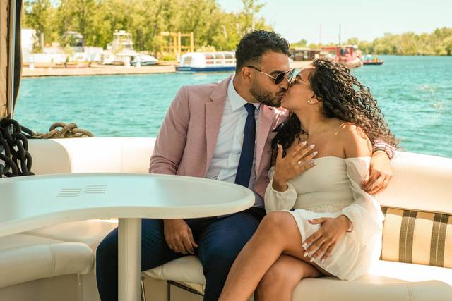 Kiss on the back of the yacht