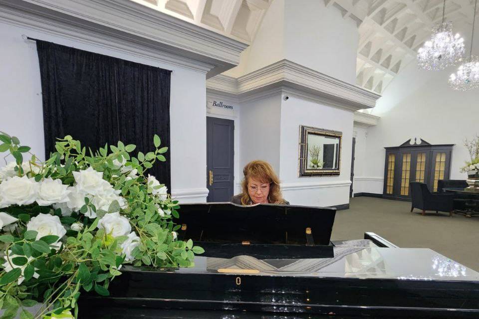 Host Piano