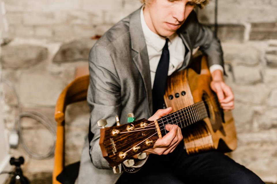 Joel Saunders - Acoustic guitarist