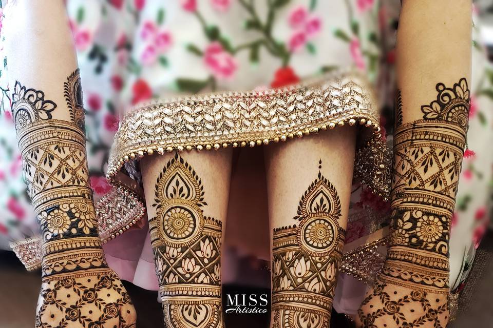 Beautiful Grid Mehndi Design