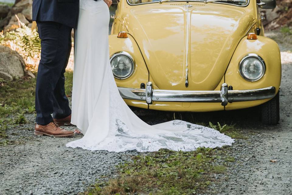 A kiss and a VW Bug.