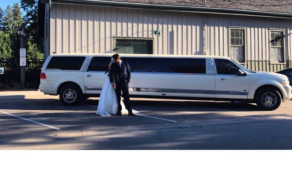 Bride+Groom Limo photoshoot