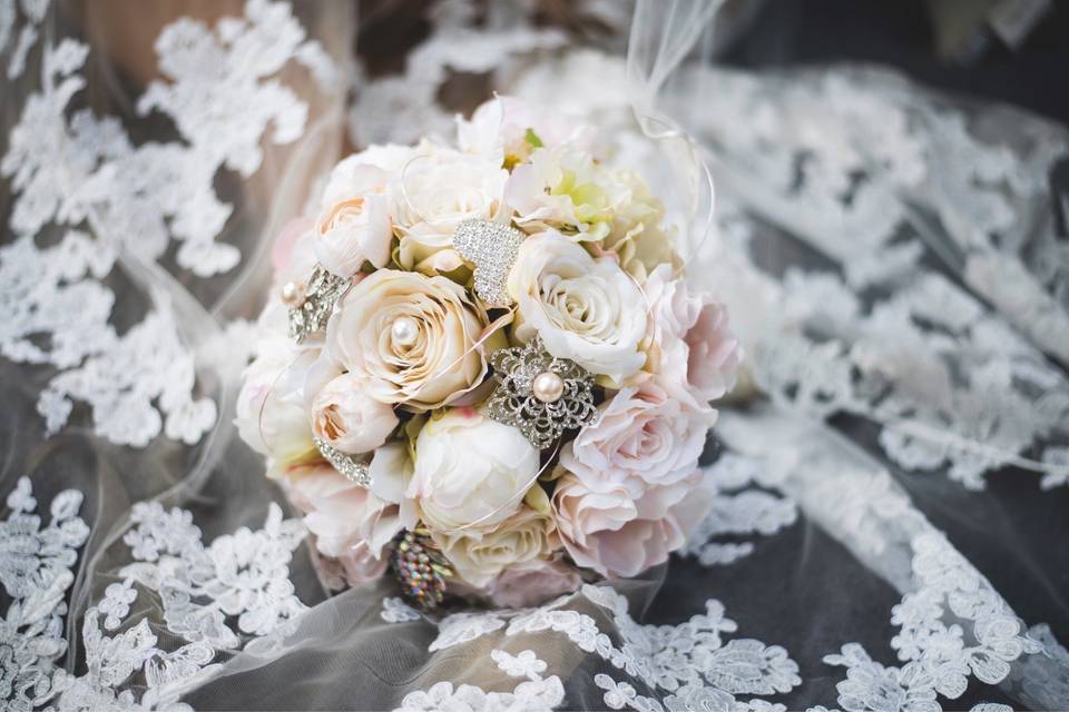 Heritage broach bouquet