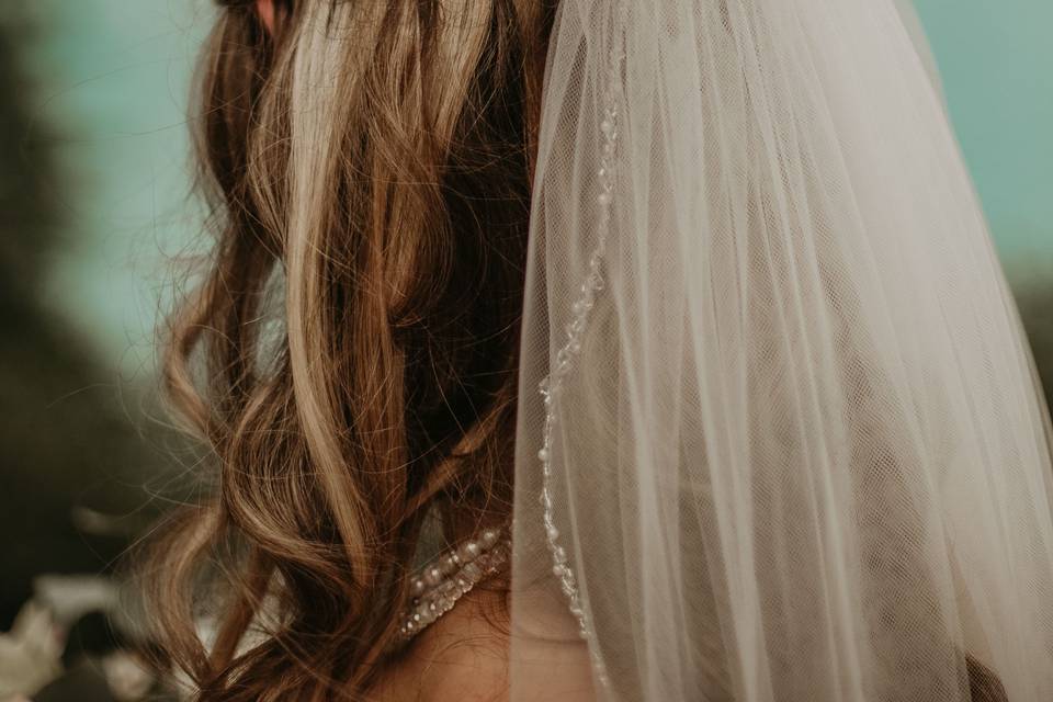 Floral comb with veil