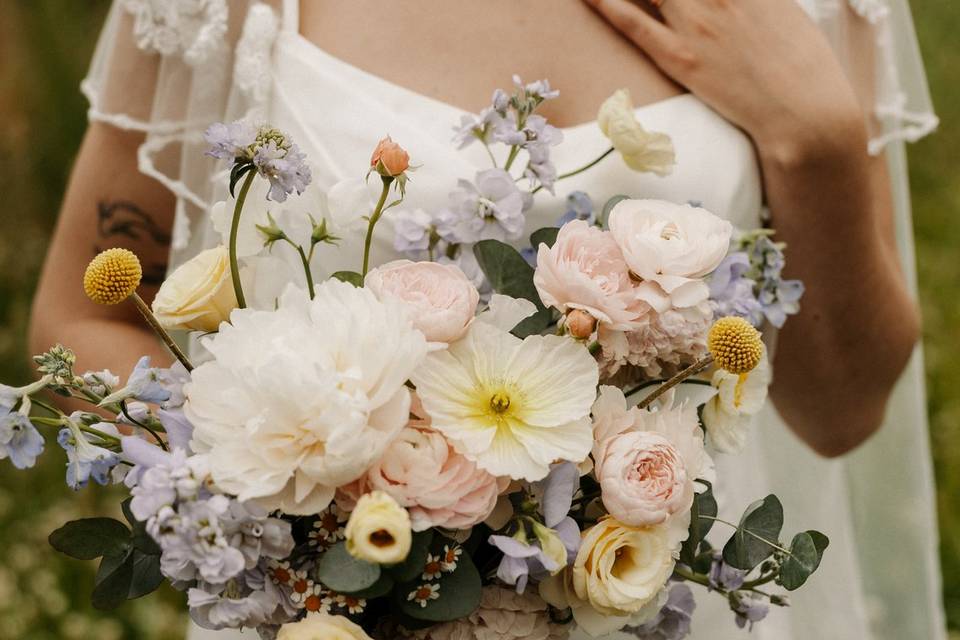 Messy bridal bouquet