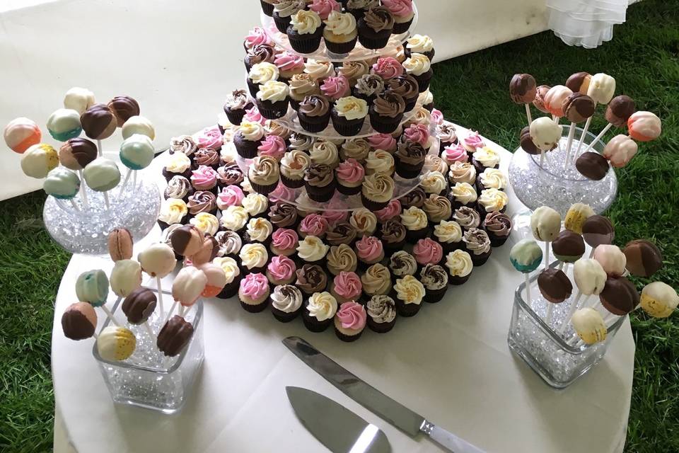 Cupcake tower & macarons stick