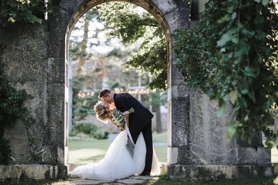 A kiss in an archway