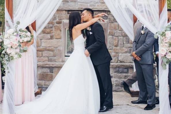 Cedar Chuppah at Doctors House