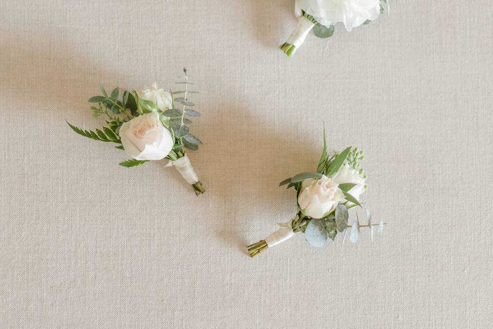 Delicate boutonnieres