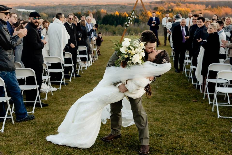 Aisle dip kiss