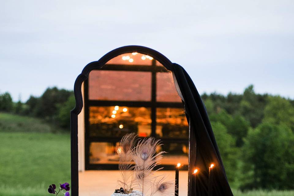 Outdoor wedding cake