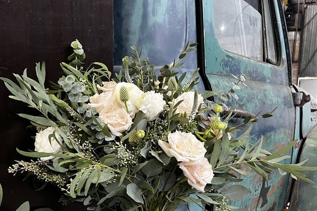 Anli Wahl Floral Design, The SECRET behind the white roses I use! ✨🤍✨  I've got a little floral secret to spill! 🌸 After countless weddings and  years