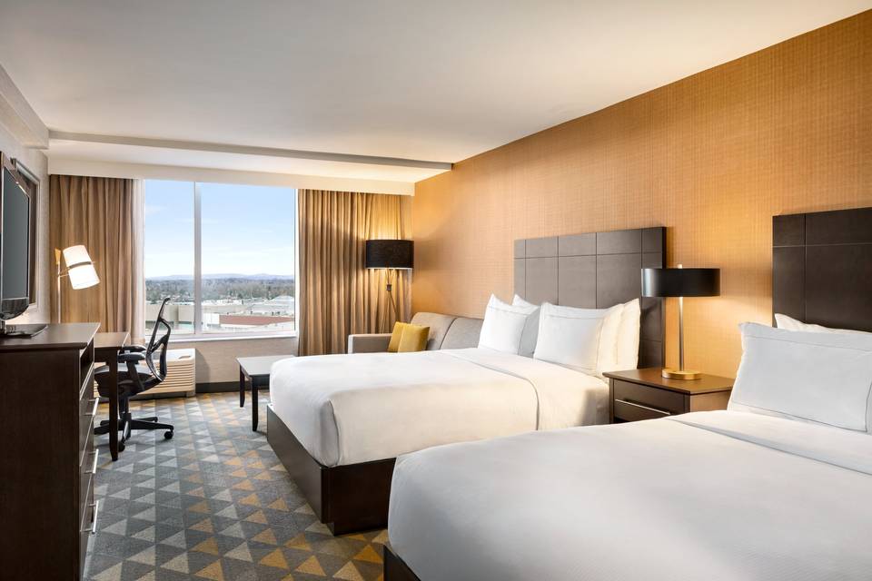 2 Queen beds guestroom