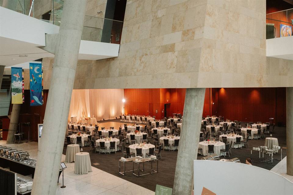 Round setup with a head table