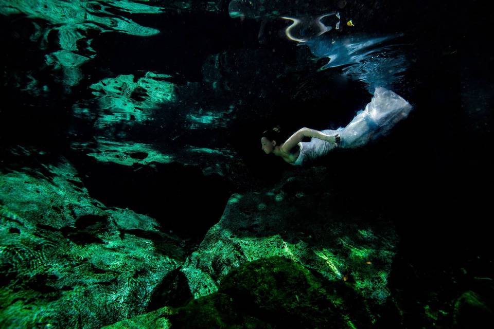 Cenote Trash the Dress- Mayan