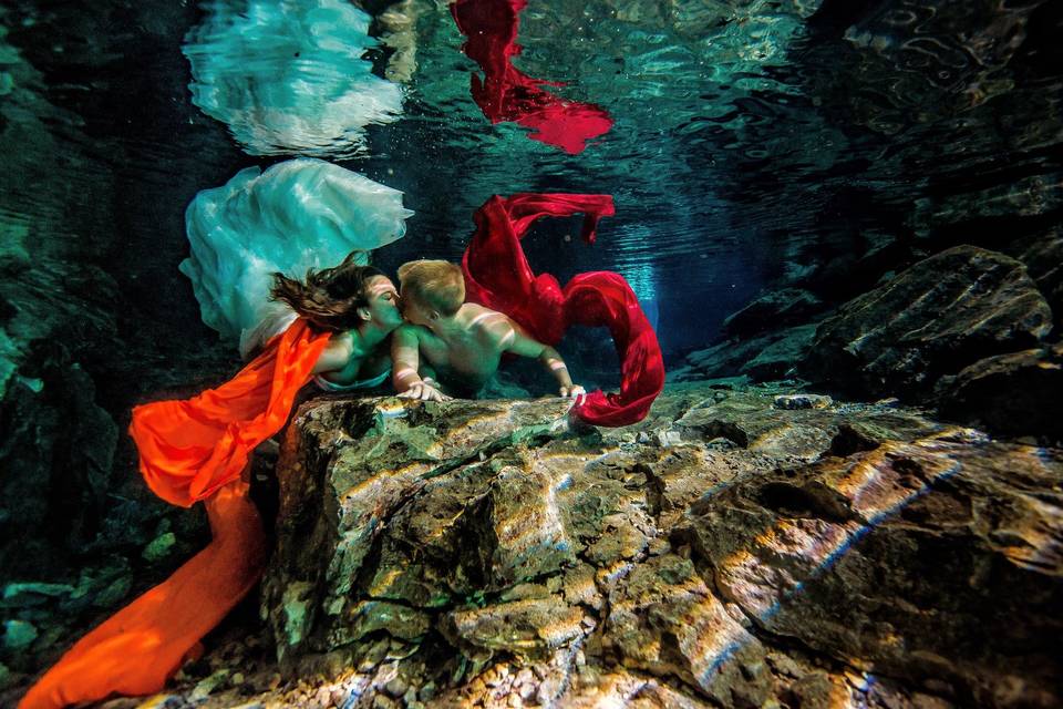 Cenote Trash the Dress- Mayan