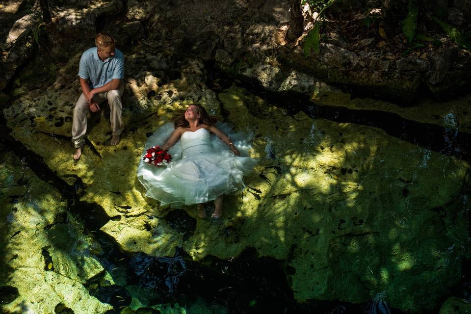 Cenote Trash the Dress- Mayan