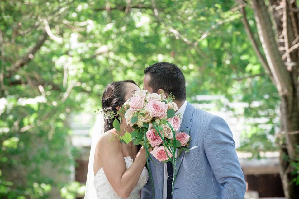 Bride and groom, bouquet