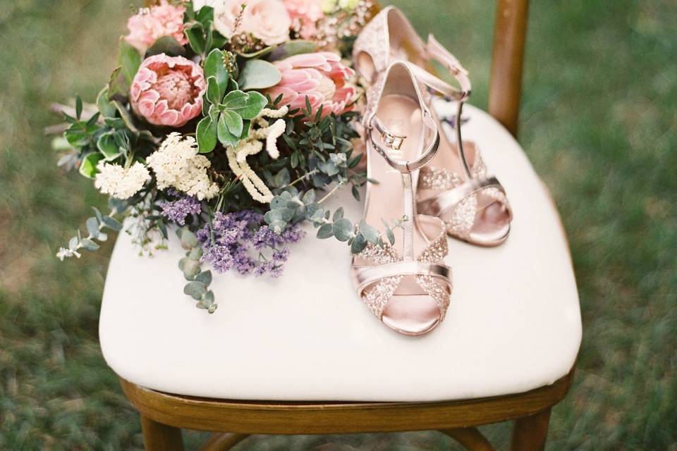 Bouquet and shoes details
