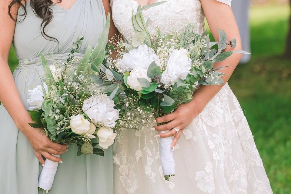 White bridal and bridesmaid bouquets
