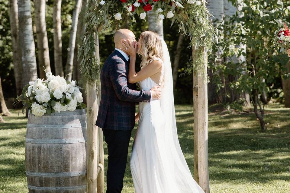 Outdoor ceremony flowers