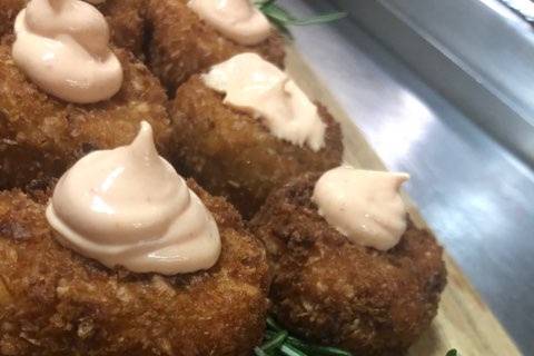 Crab cakes with cajun aioli